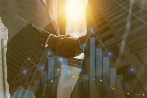 Empresários apertando as mãos com gráfico financeiro sobreposto e prédios ao fundo, simbolizando parceria corporativa e crescimento nos negócios